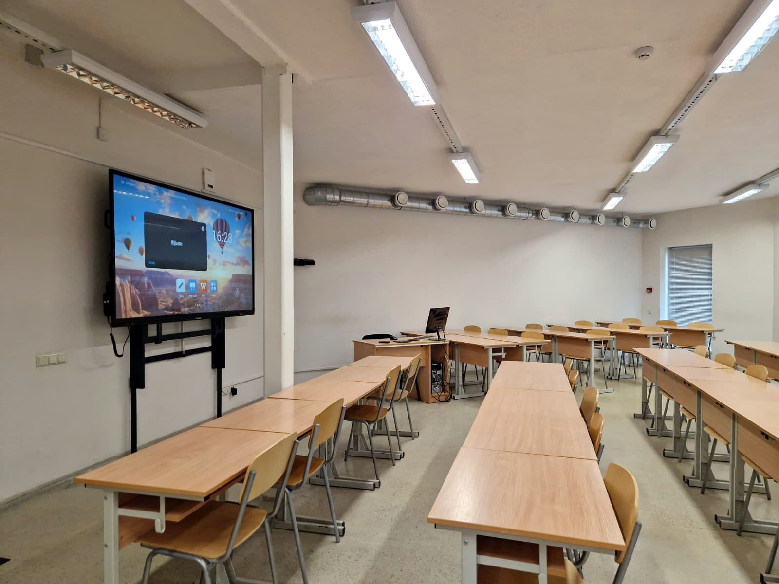 Mācību klase ar interaktīvo ekrānu
